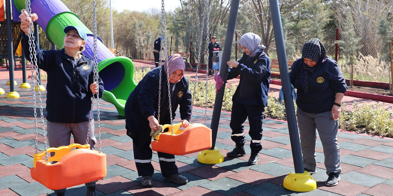 Parklara anne eli değiyor, her yer pırıl pırıl