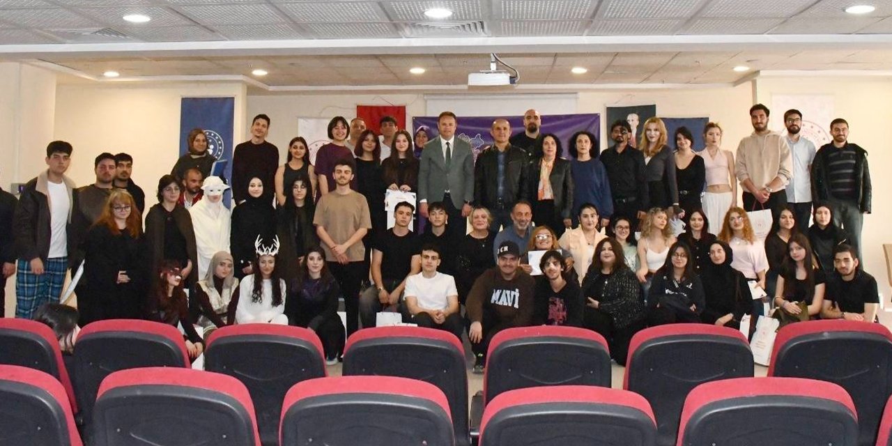 Gençler Sahnede Yeteneklerini Sergiledi