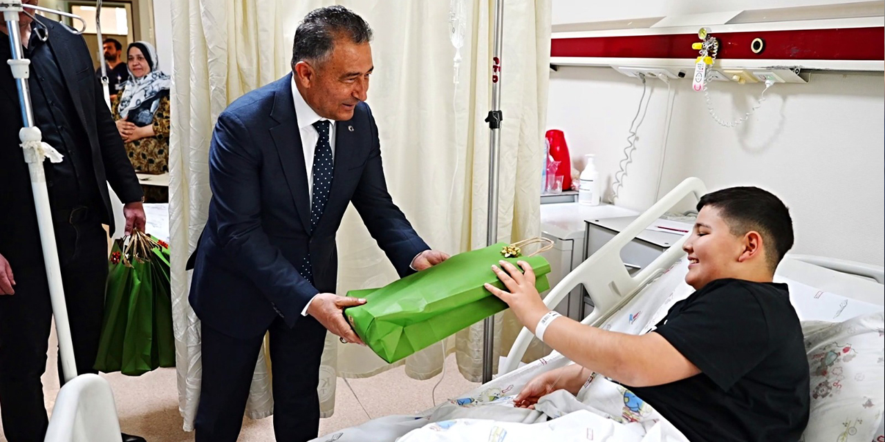 Hastanede tedavi gören çocuklara 23 Nisan sürprizi
