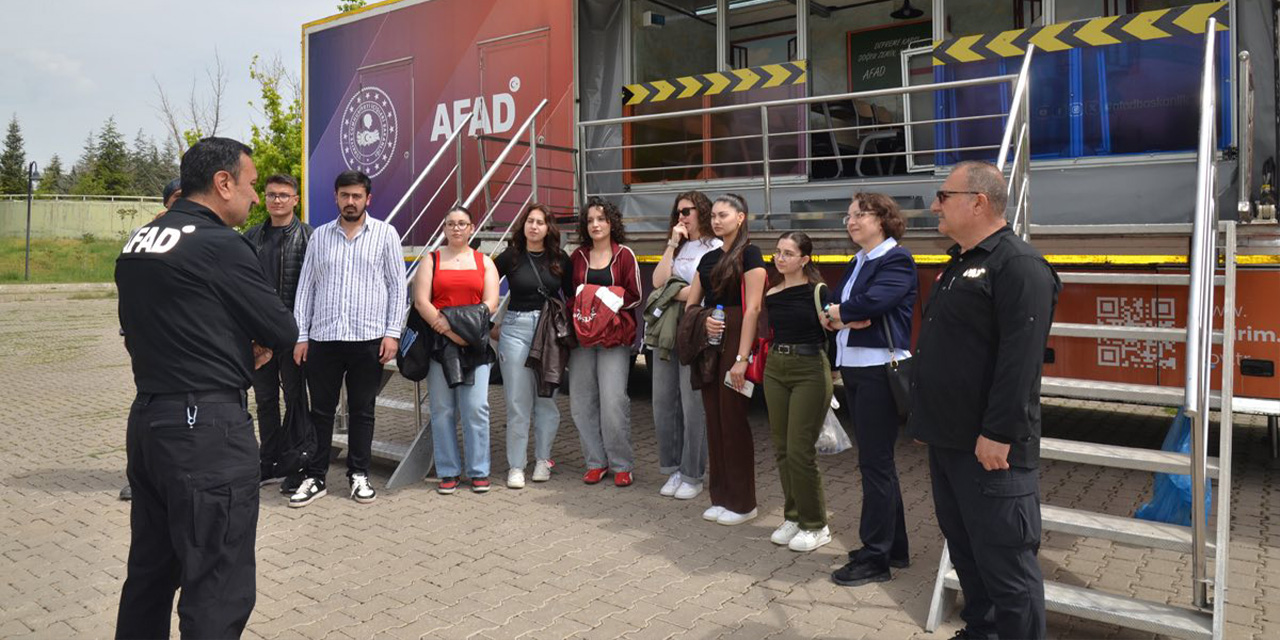 Üniversiteliler Mobil Tırda depremi yaşadı