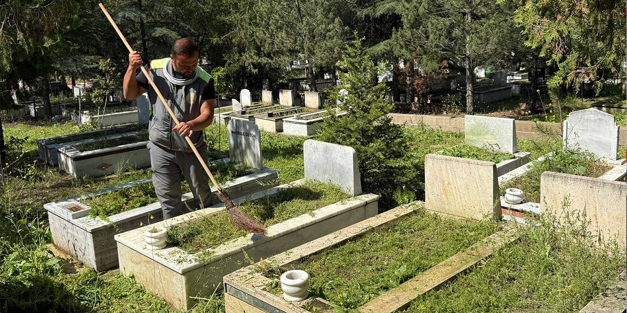 Mezarlıklar yabani otlardan temizleniyor