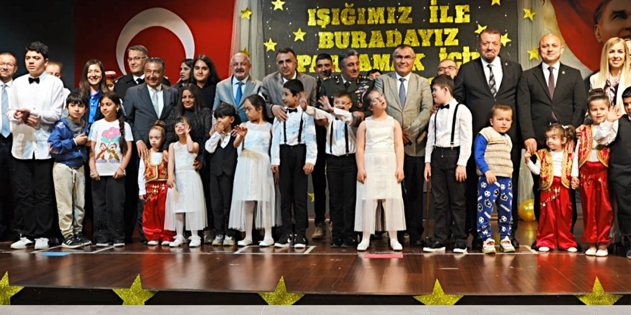 Alkışlar özel öğrenciler için: Şiir okudular, halay çektiler