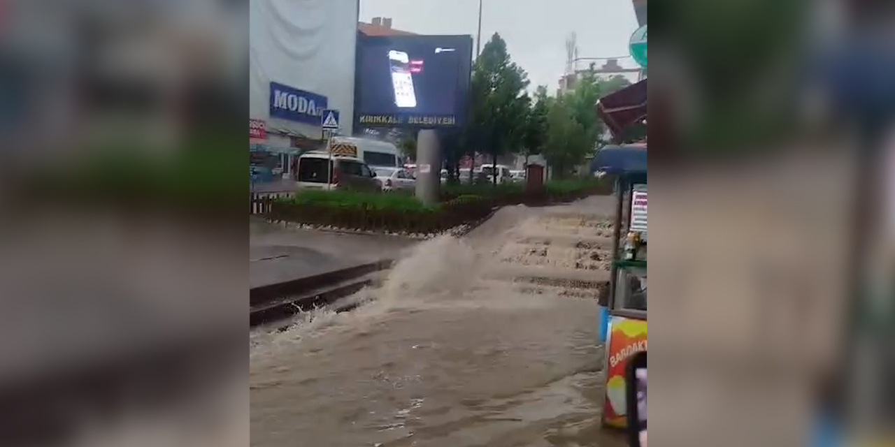 Zafer Caddesi adeta sular altında kaldı