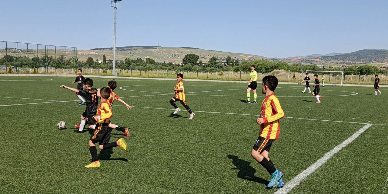 Bahşılı’da minikler futbol heyecanı devam ediyor