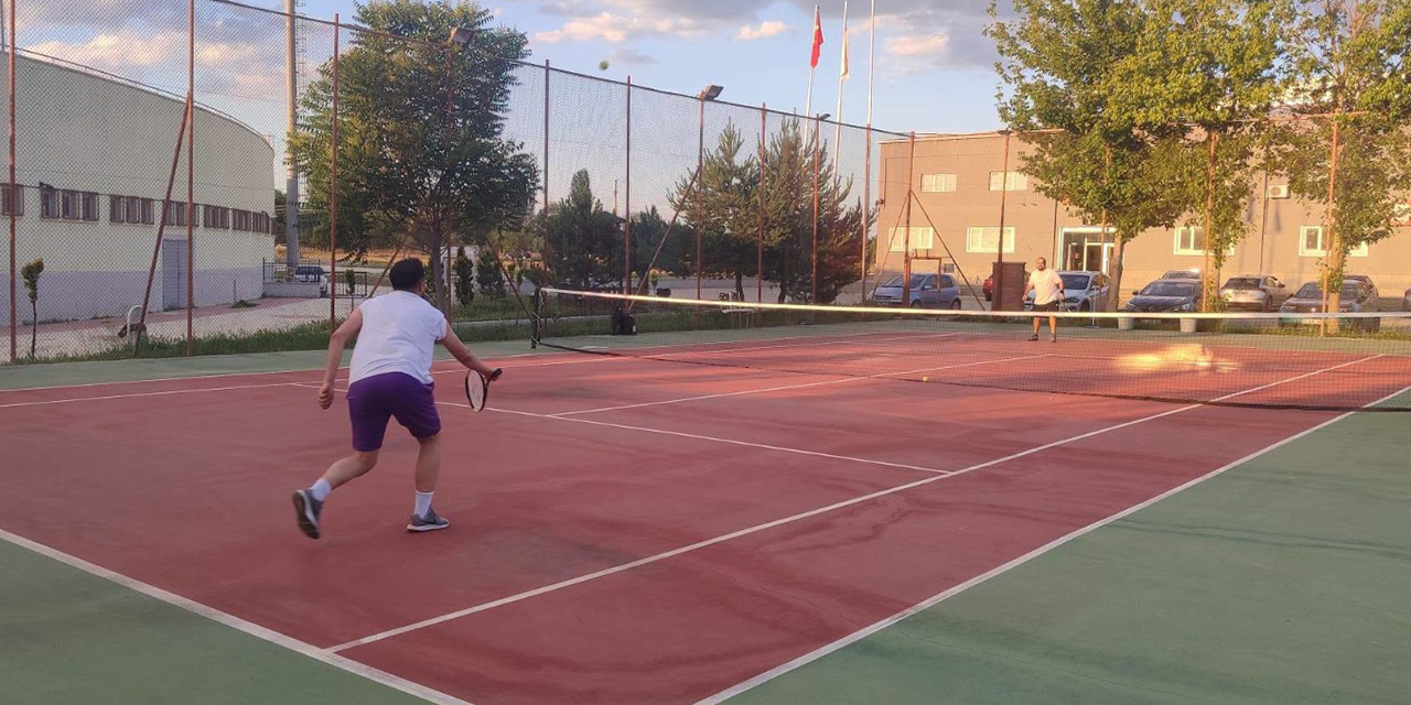 Hem raketler hem rakipler yarıştı