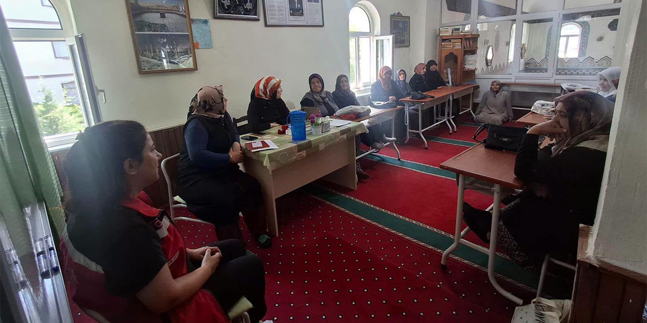 Kursiyerlere yaşlı sağlığı ve aktif yaşam eğitimi