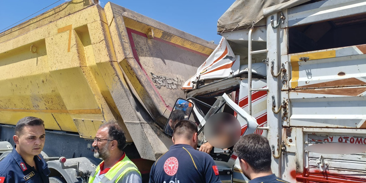 Kırıkkale'de çekiciye çarpan kamyon hurdaya döndü