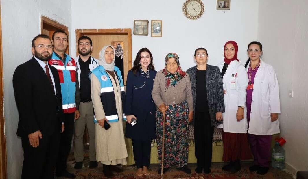 Bahşılı’da anlamlı buluşma! Kaymakam Kazanasmaz büyükleri evlerinde ziyaret etti