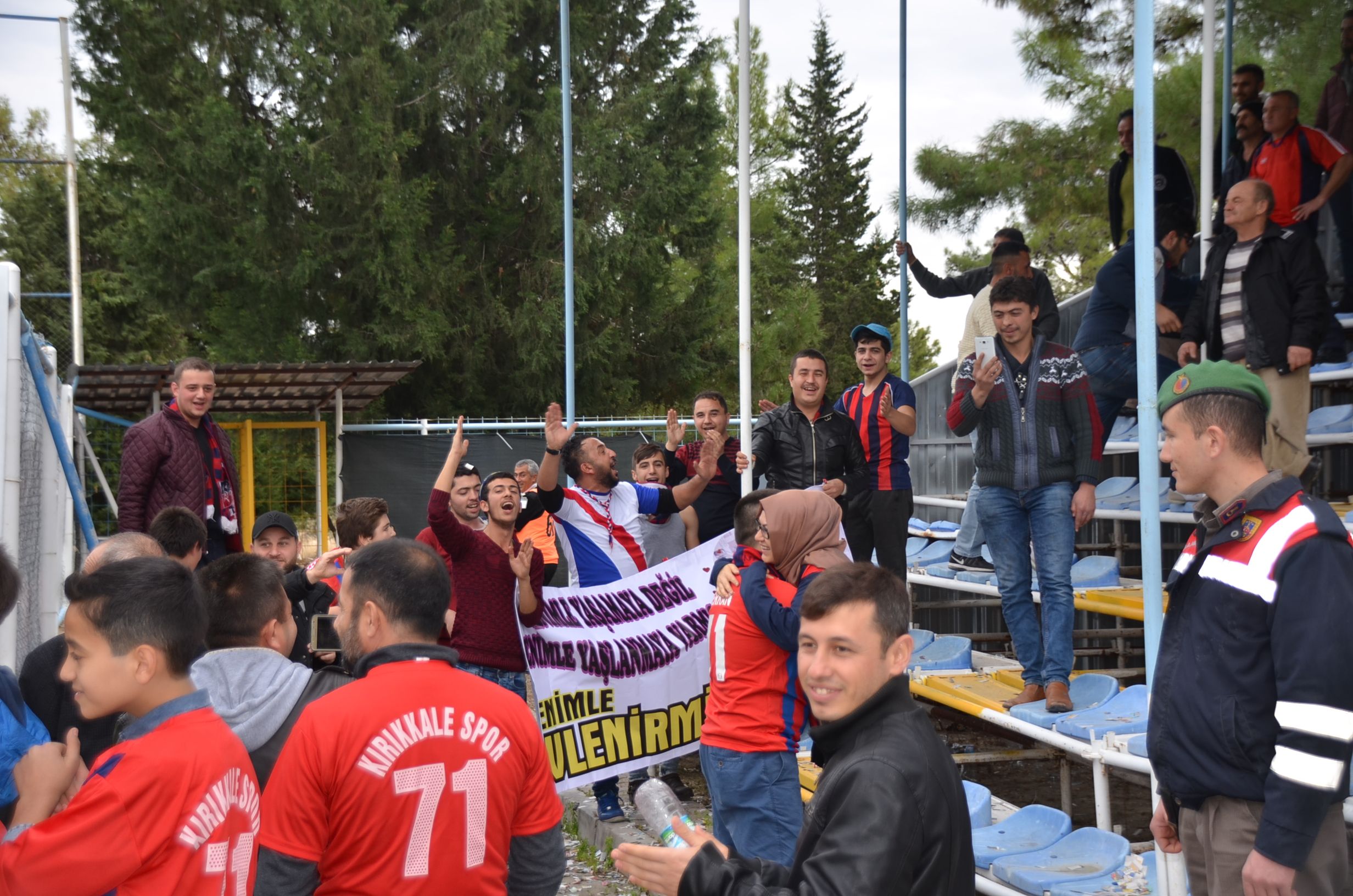 Tribünde evlenme teklifi!
