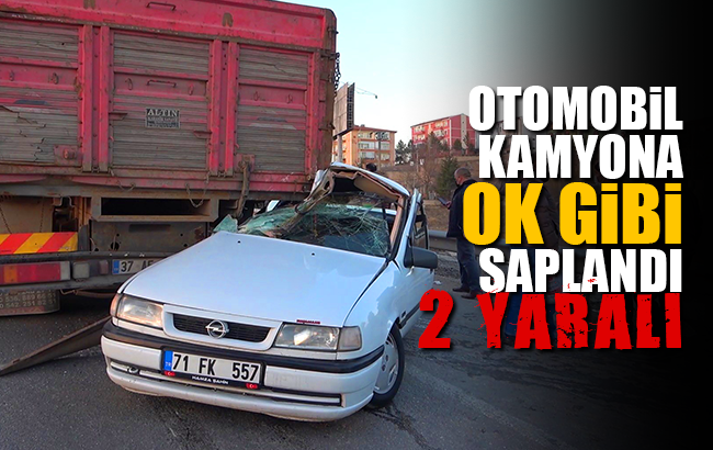 Otomobil kamyona ok gibi saplandı: 2 yaralı