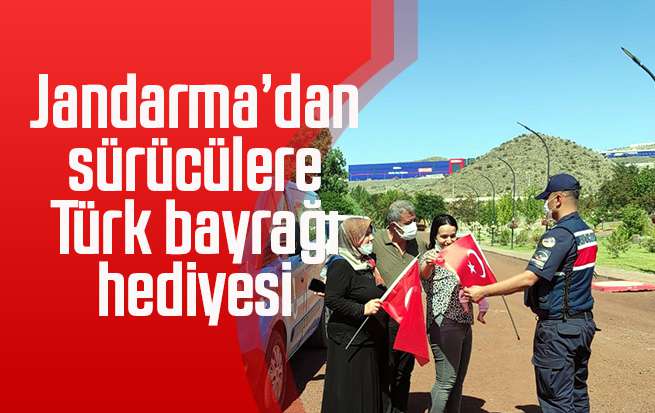 Jandarma’dan sürücülere Türk bayrağı hediyesi