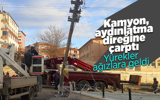 Kamyon, aydınlatma direğine çarptı