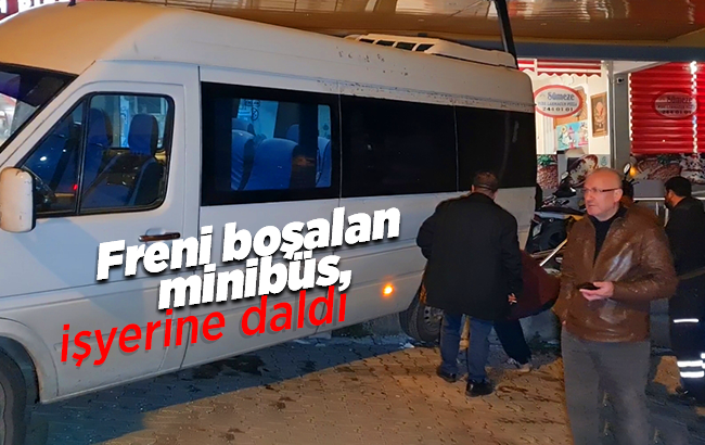Freni boşalan minibüs iş yerine daldı 
