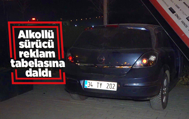 Alkollü sürücü, kaldırımdaki reklam tabelasına daldı