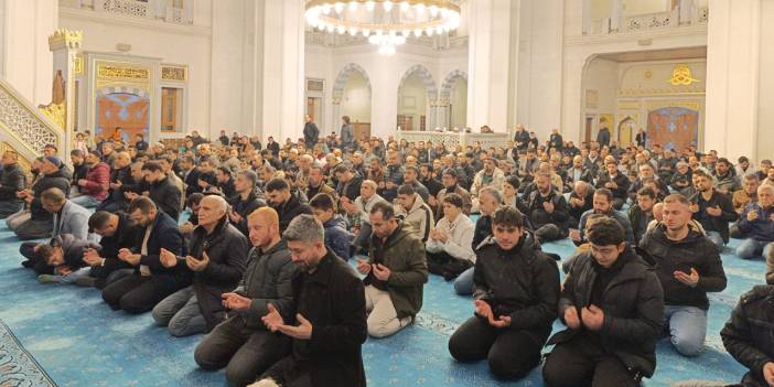 Nur Camii’nde Berat Kandili Coşkusu