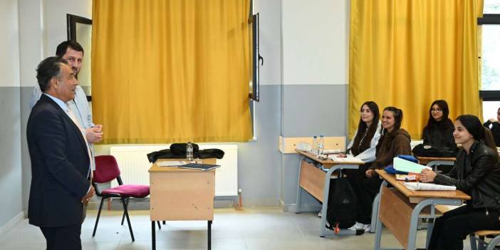 Kırıkkale’de eğitime yakın takip! Rahmi Güney iki okulda öğrencilerle buluştu
