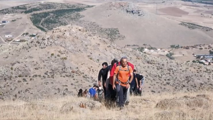 Kırşehir Emniyeti 100 gönüllü ile bin 600 rakımlı tepeye Türk bayrağı dikti