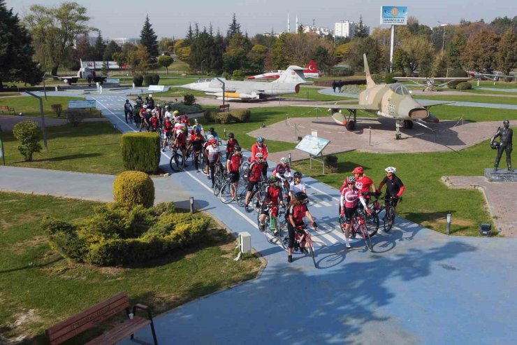 Cumhuriyet’in 100’üncü yılı için 100 kilometre pedal çevirdiler