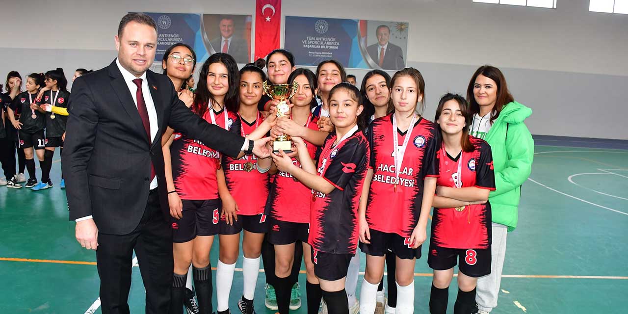 yildiz-kizlarda-futsal-heyecani-yasandi-1.jpg