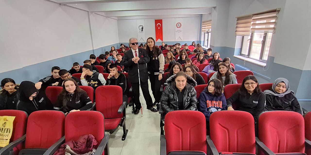 karanlik-dunyasini-ogrencilerle-aydinlatiyor-2.jpg