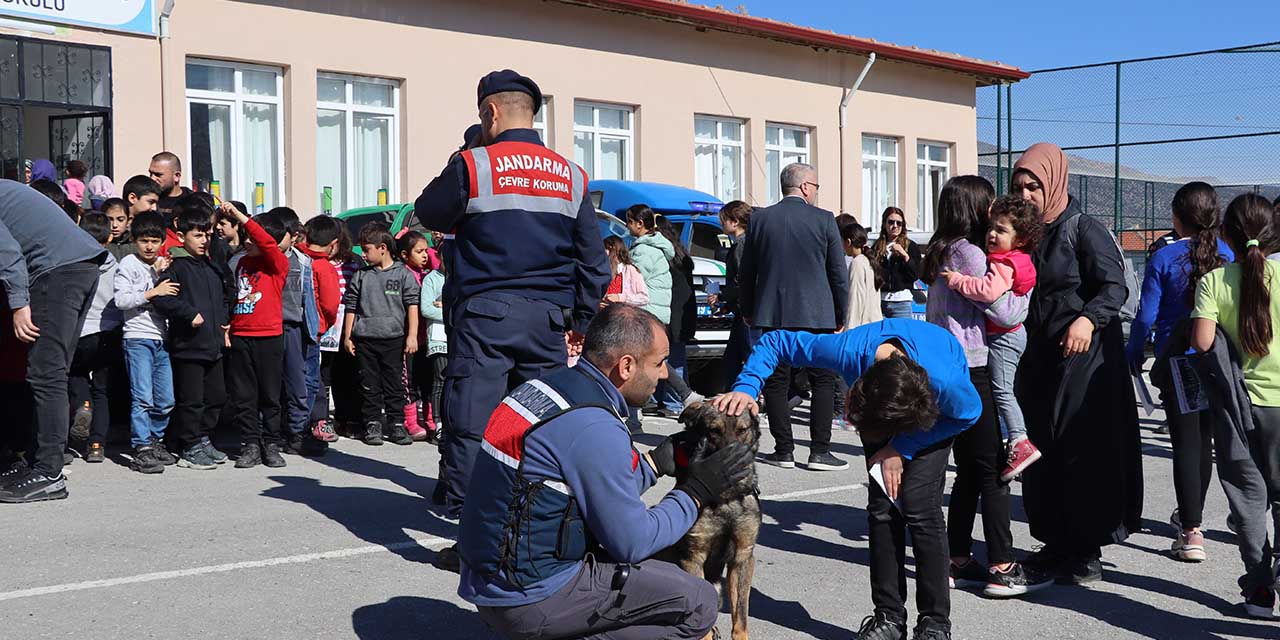 jandarma-uyusturucu-zararina-karsi-koy-koy-geziyor-3.jpg