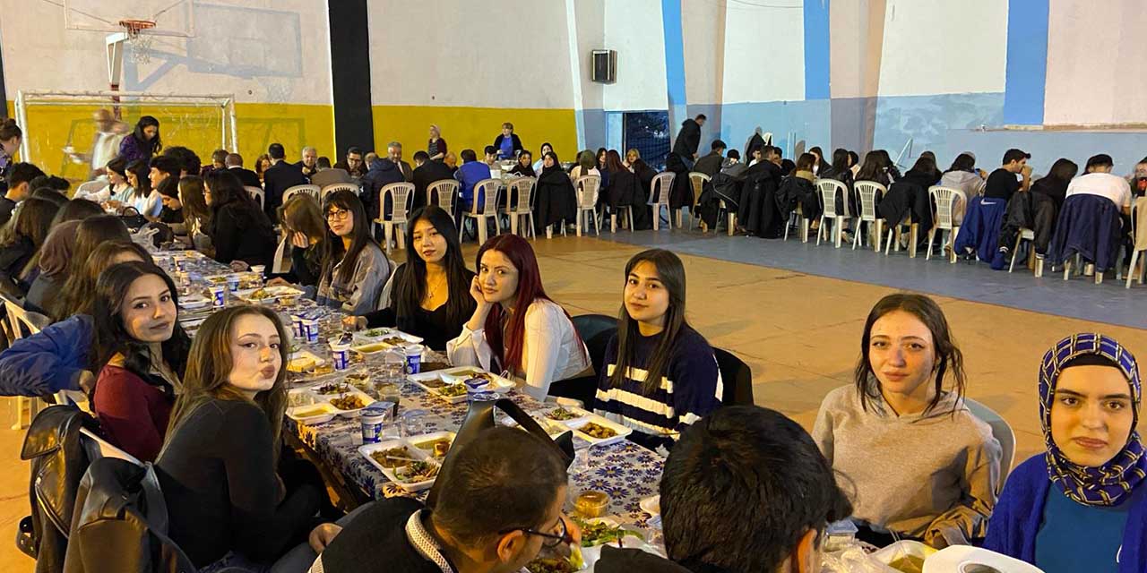 kirikkale-lisesi-iftarda-bulustu.jpg