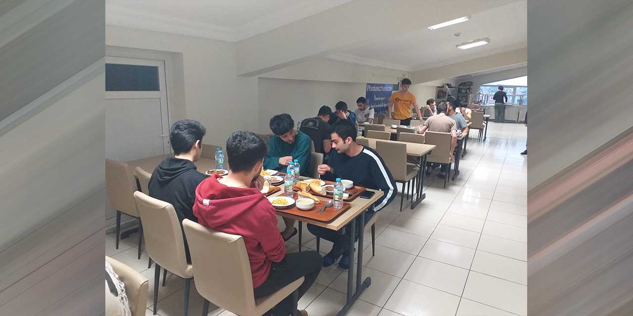 yurt-ogrencileriyle-iftar-sofrasinda-bulustular-2.jpg