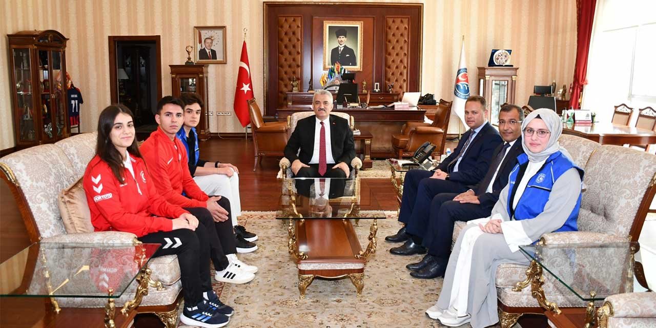vali-makasa-sporculardan-19-mayis-ziyareti-1.jpg