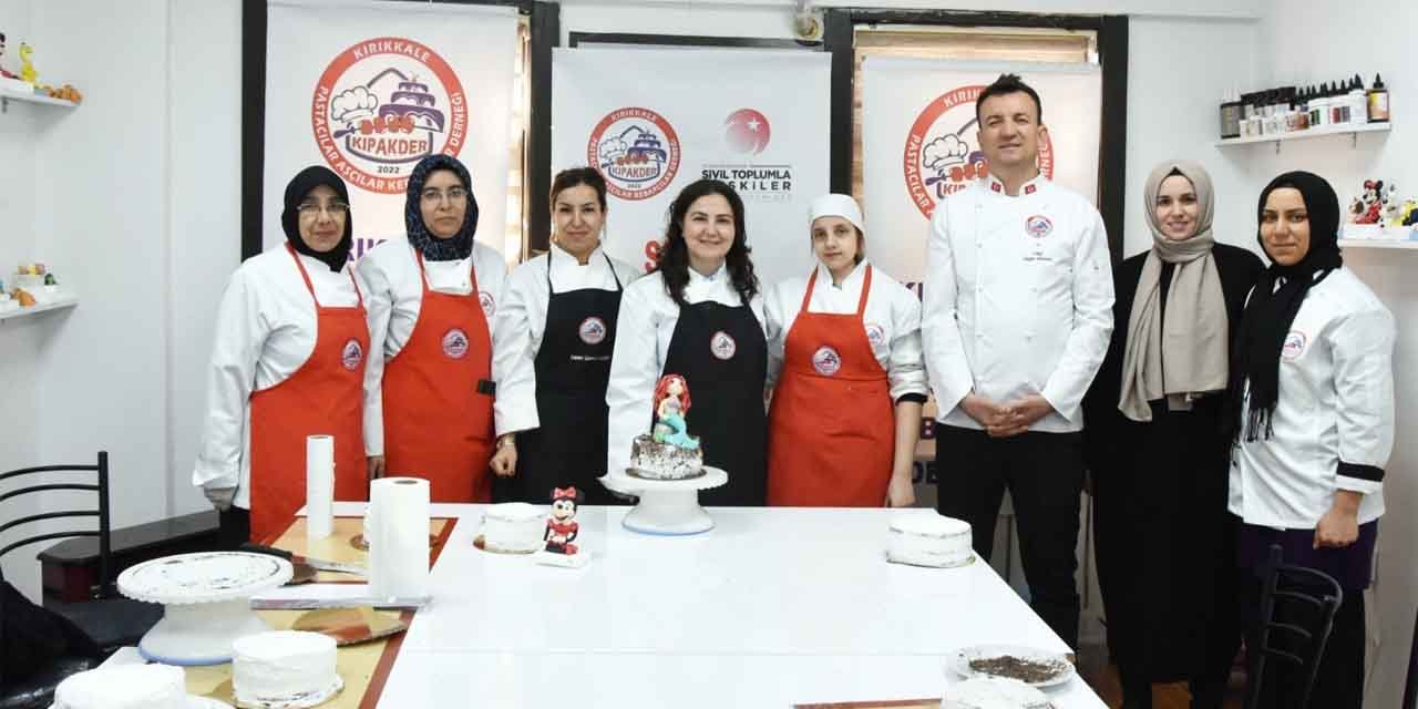 elif-makas-kendi-elleriyle-pasta-yapti-jpg2.jpg