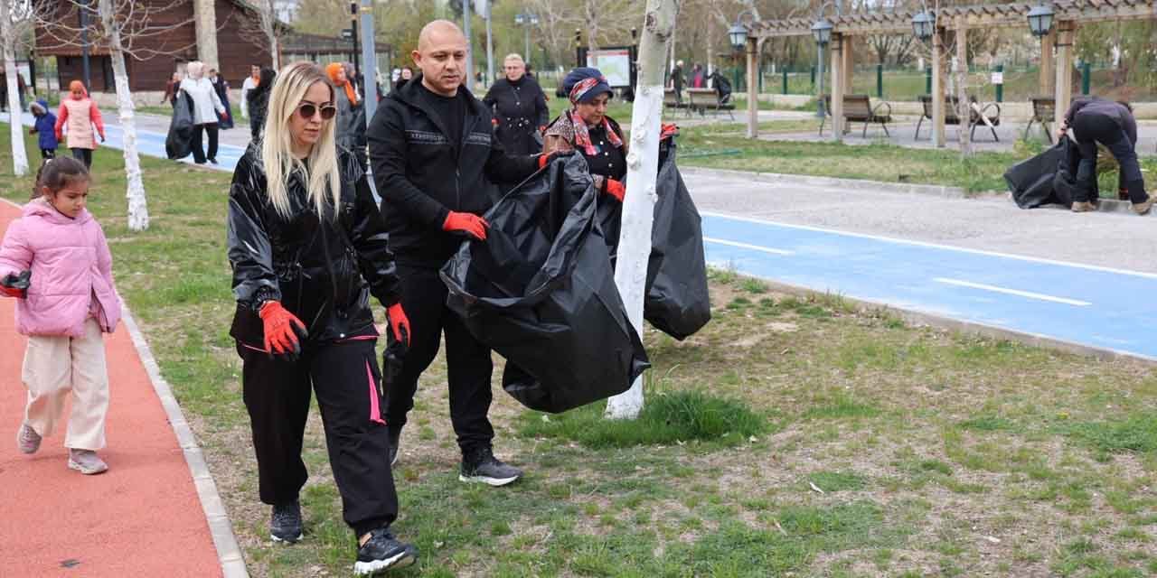 millet-bahcesinde-ornek-temizlik-seferberligi2.jpg