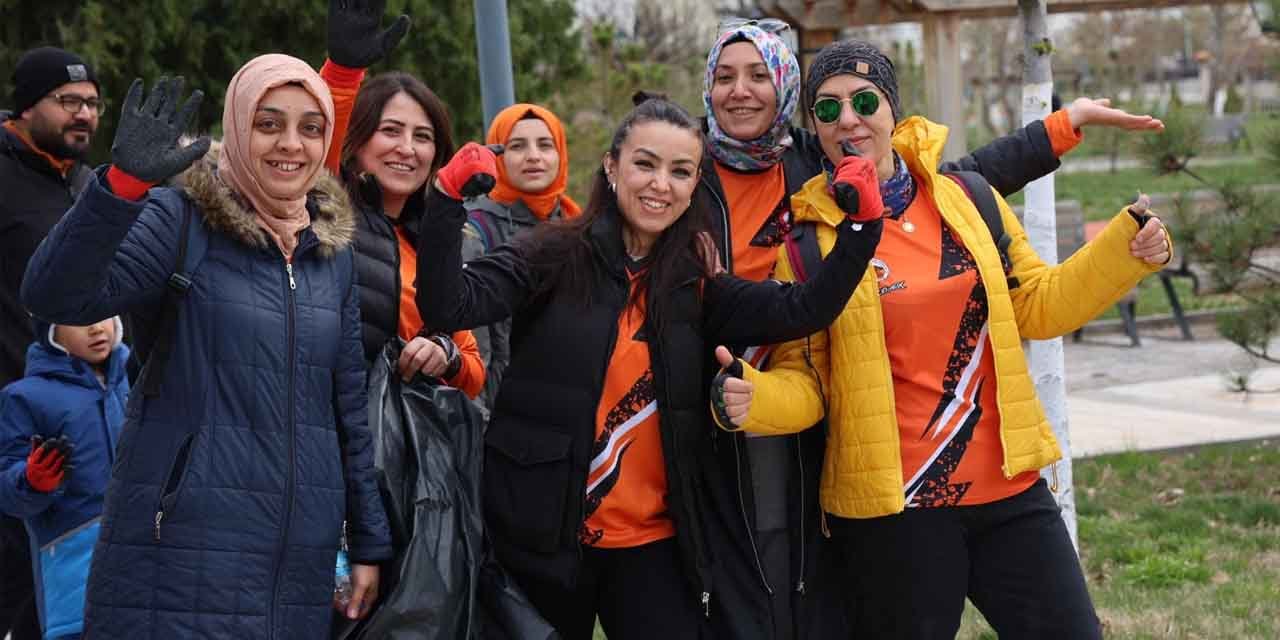 millet-bahcesinde-ornek-temizlik-seferberligi3.jpg