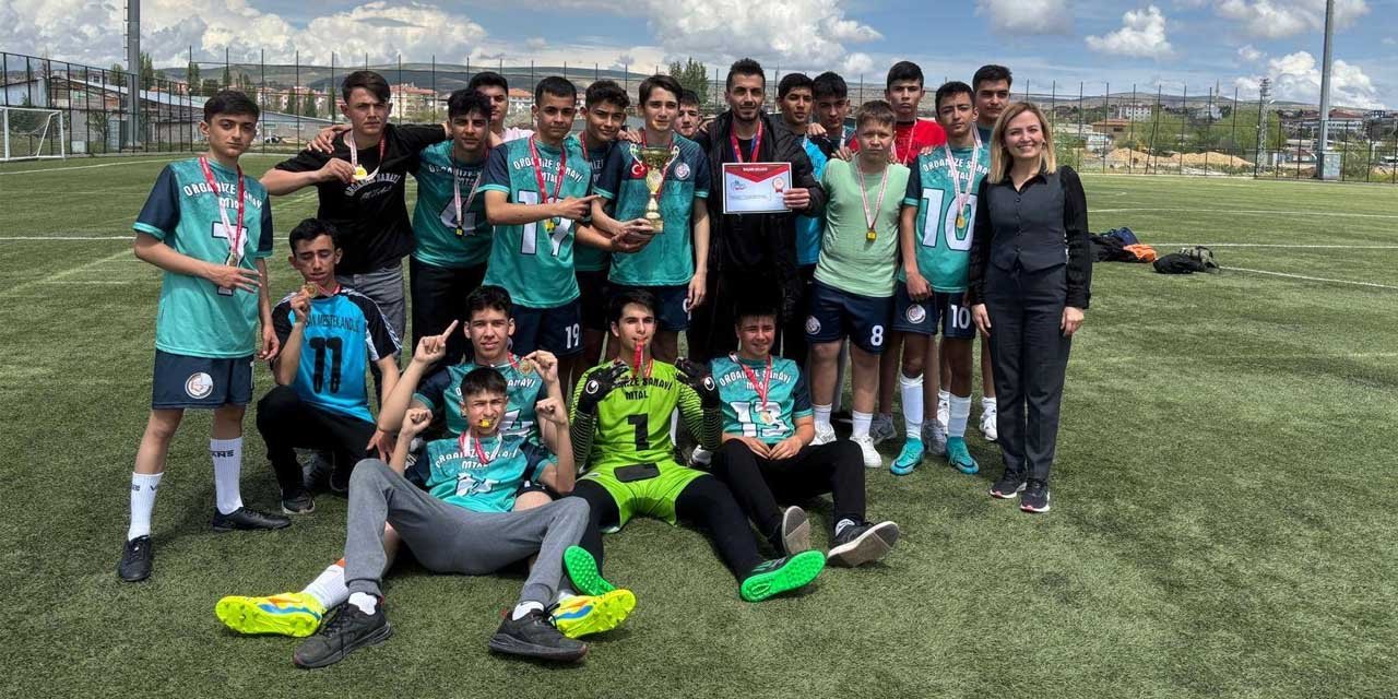 genc-futbolculardan-kiyasiya-rekabet-2.jpg