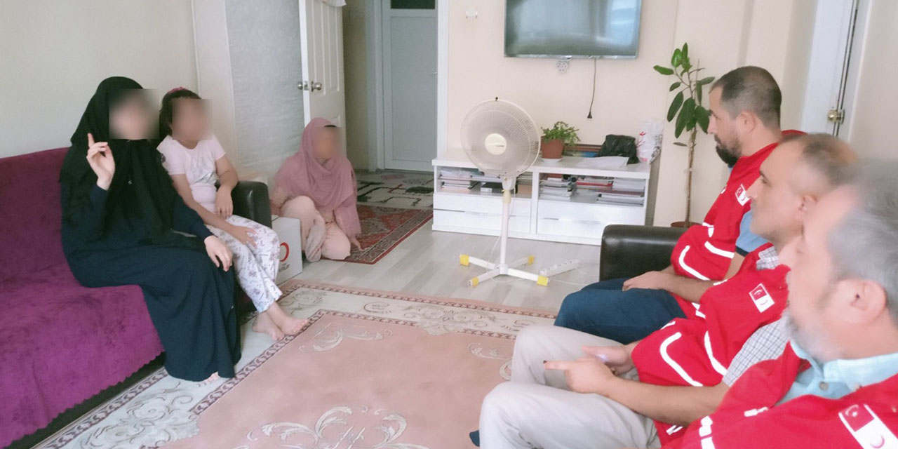 kizilaydan-kanser-hastasi-anneye-destek-eli2.jpg