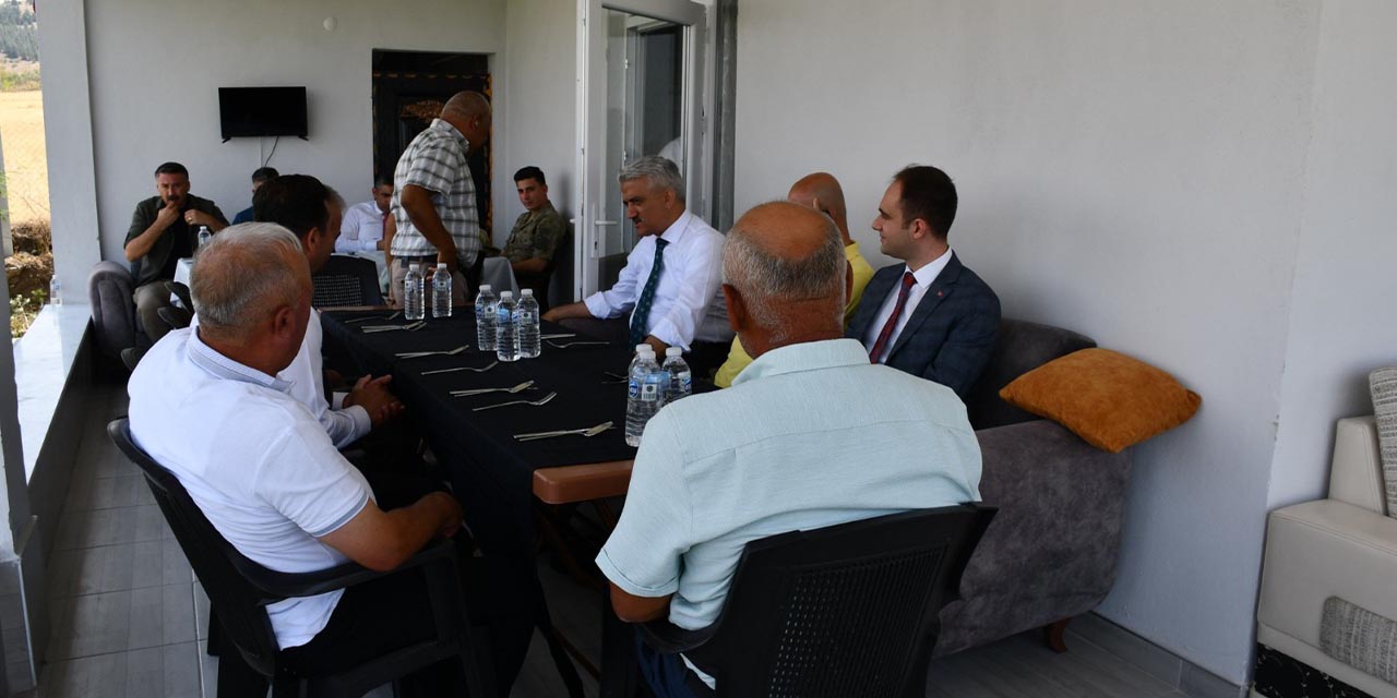 vali-mehmet-makastan-kilevli-koyune-ziyaret2.jpg