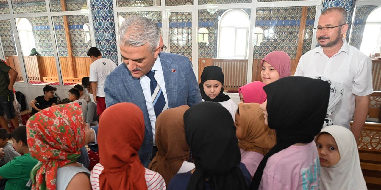 vali-makas-atatepe-camii-kuran-kursu-ogrencileriyle-bulustuu.jpg