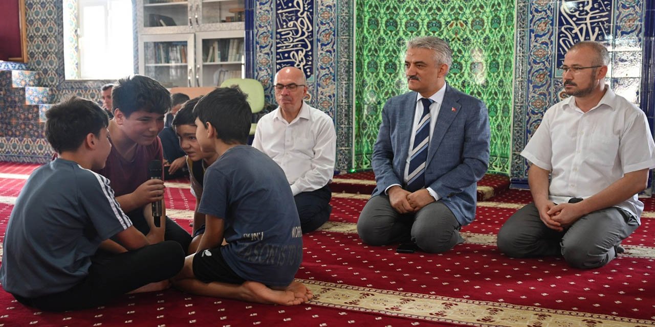 vali-makas-atatepe-camii-kuran-kursu-ogrencileriyle-bulustuuuu.jpg