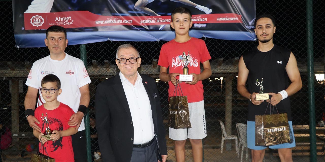 zafer-bayramina-ozel-tenis-turnuvasi-duzenlendi2.jpg
