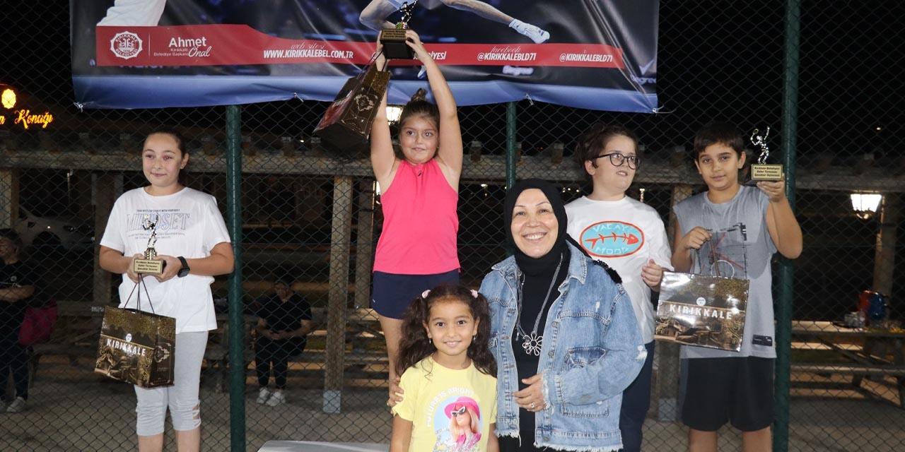 zafer-bayramina-ozel-tenis-turnuvasi-duzenlendi3.jpg