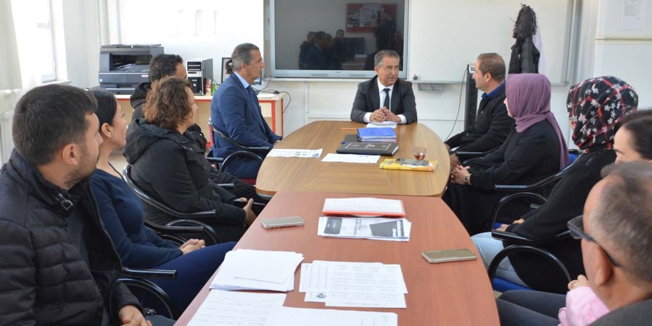 kirikkale-milli-egitim-muduru-rahmi-guney-egitim-ogretim-faaliyetlerini-yerinde-gormek-ve-okul-yonetimiyle-istisarelerde-bulunmak-amaciyla-sehit-cezayir-caliskan-ilkokulunu-ziyaret-etti-5.jpg