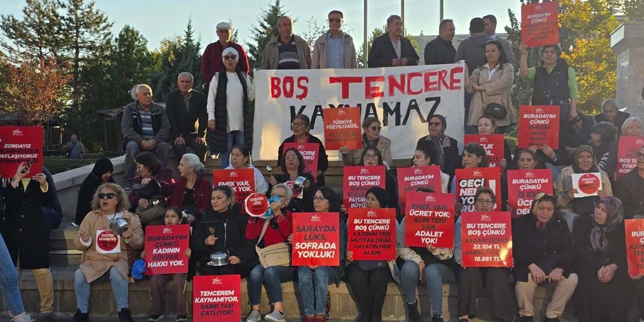 chp-kadin-kollarindan-bos-tencereni-al-sen-de-gel-eylemi745.jpg