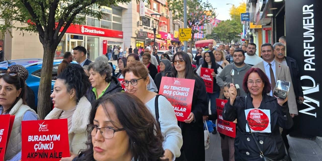 chp-kadin-kollarindan-bos-tencereni-al-sen-de-gel-eylemi7451.jpg
