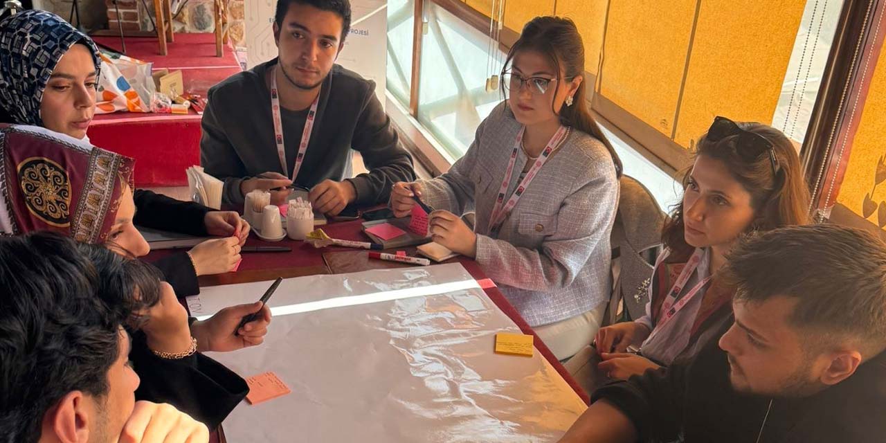 875421gencler-dijital-cagin-becerilerini-calistayda-gelistiriyor.jpg