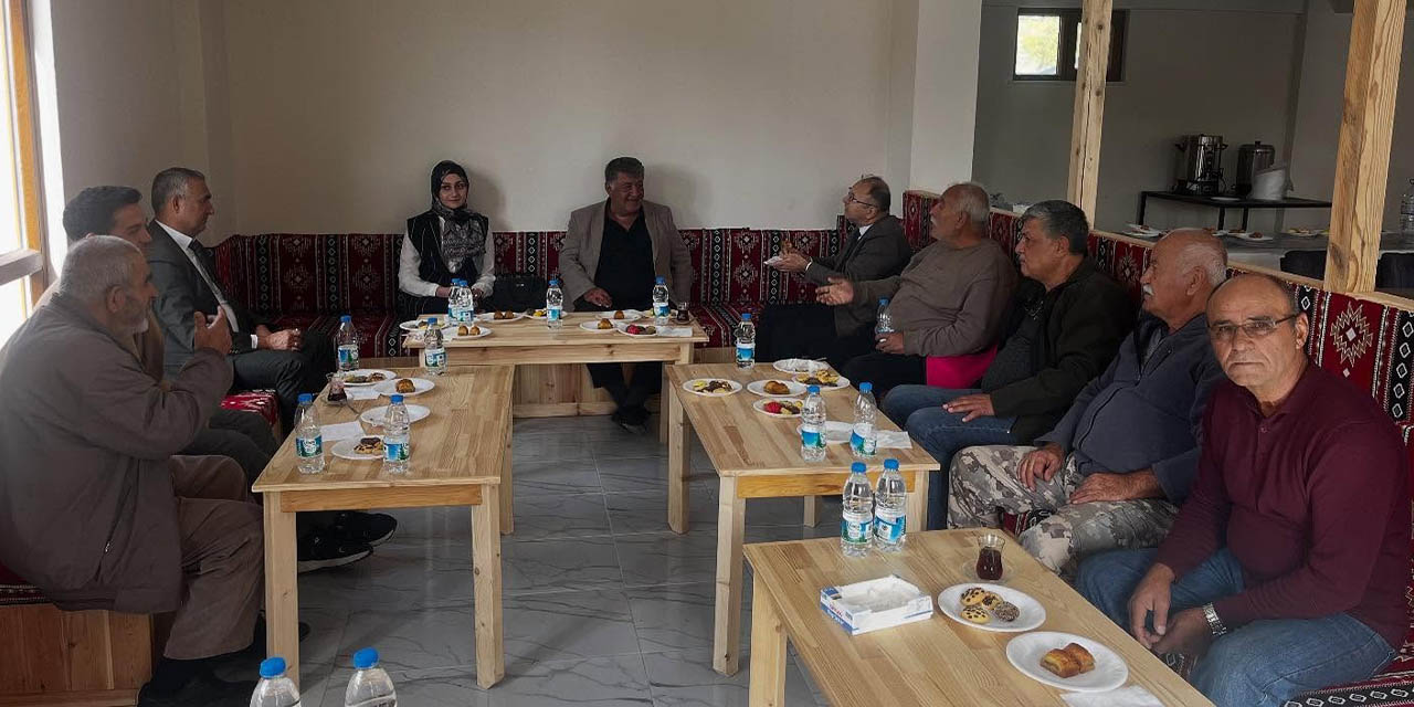 elebi-kaymakami-vatandaslarla-bulustu923.jpg