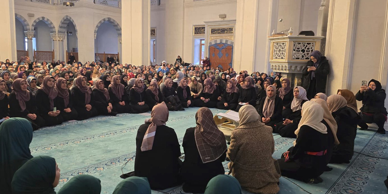 nur-camiinde-kadinlara-ozel-mirac-kandili-programi-2.jpg
