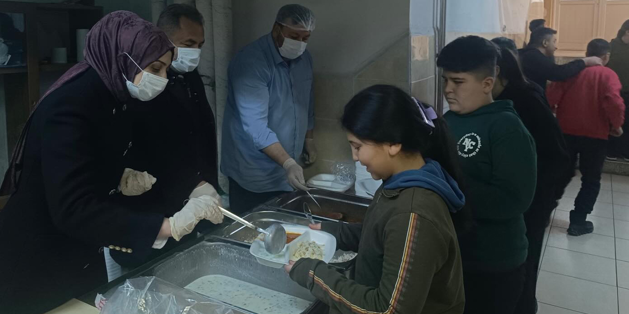 kaymakam-uzunyol-elleriyle-ogrencilere-yemek-servis-etti3.jpg