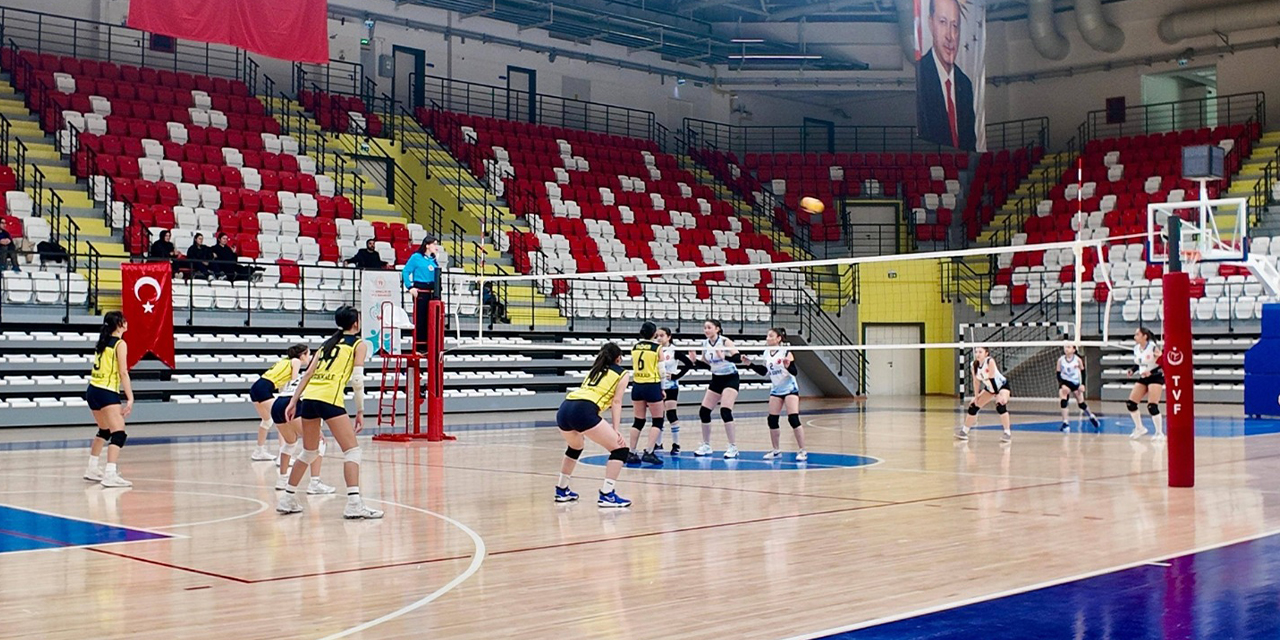yeni-spor-kompleksinde-voleybol-heyecani-3.jpg