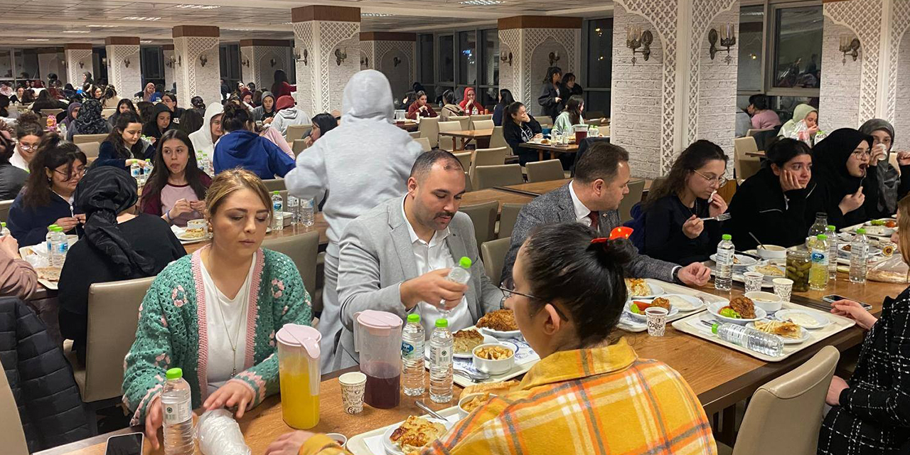 hatice-hanim-kiz-ogrenci-yurdunda-anlamli-iftar-2.jpg