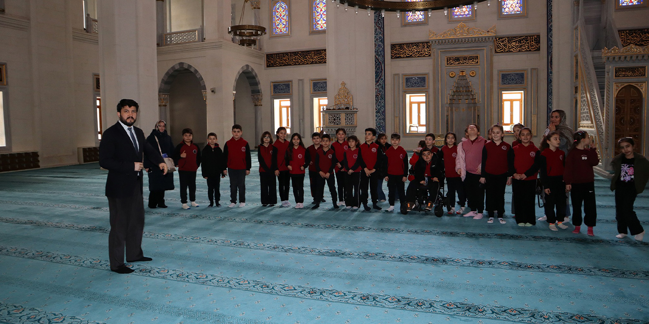 minik-ogrencilerden-muftuluk-ve-nur-camiine-anlamli-ziyaret2.jpg