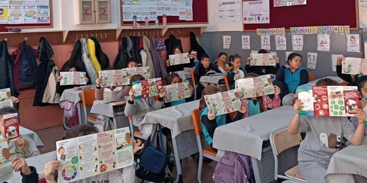 yesilaydan-tinaz-ilkokulunda-bilinclendirme-etkinligi3.jpg
