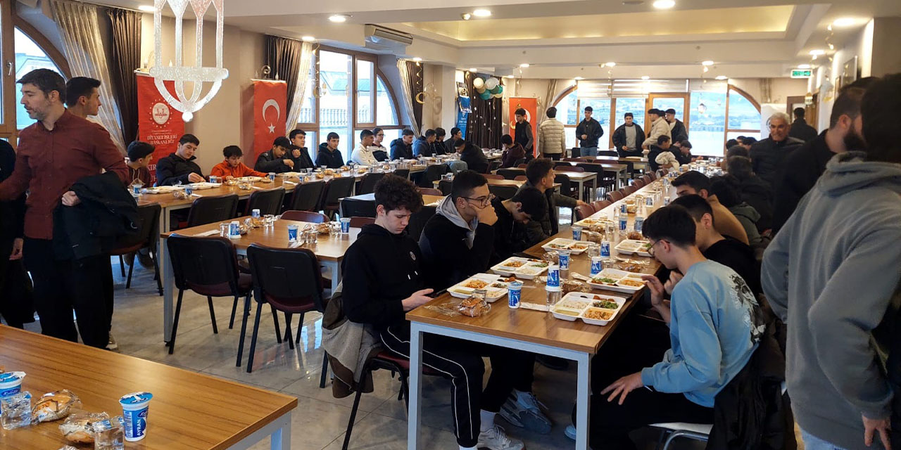 lise-ogrencileri-maneviyati-paylasti-iftarda-bulustu2.jpg